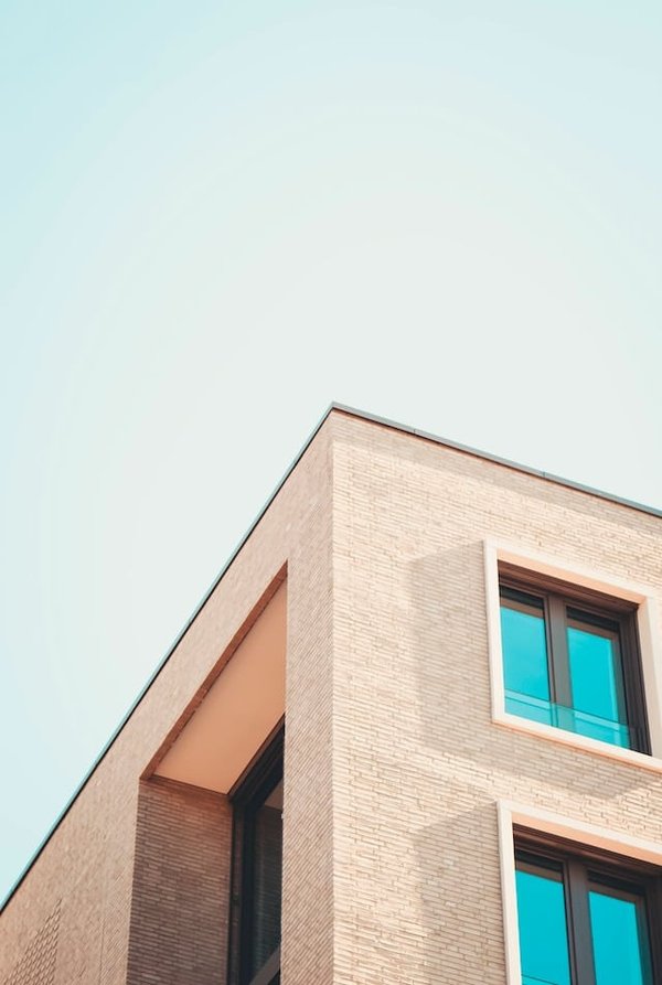 Fenêtre teintée pour un cocon intime : coûts et conseils de professionnels