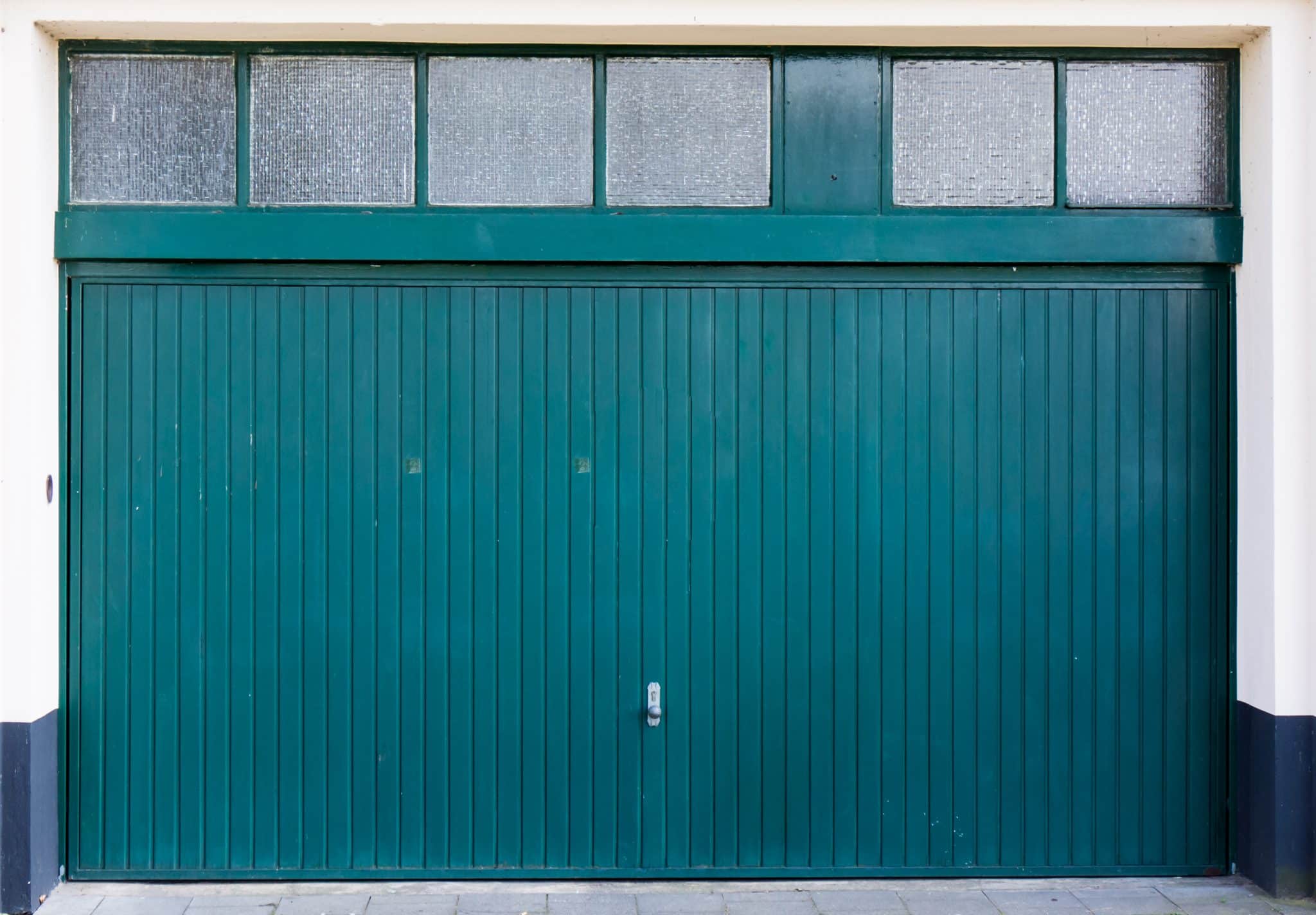 Combien coûte une porte de garage faite de bois et de métal ?